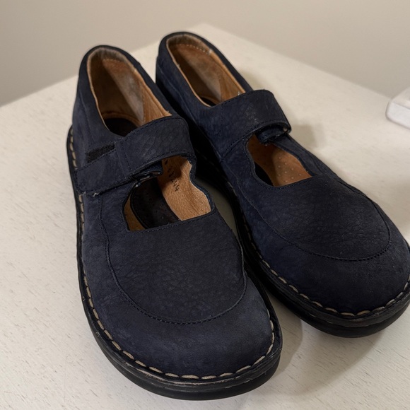 Born Women’s Navy Blue Suede Mary Jane Flats / Size 7 (38) / Very Good Condition - Picture 2 of 10